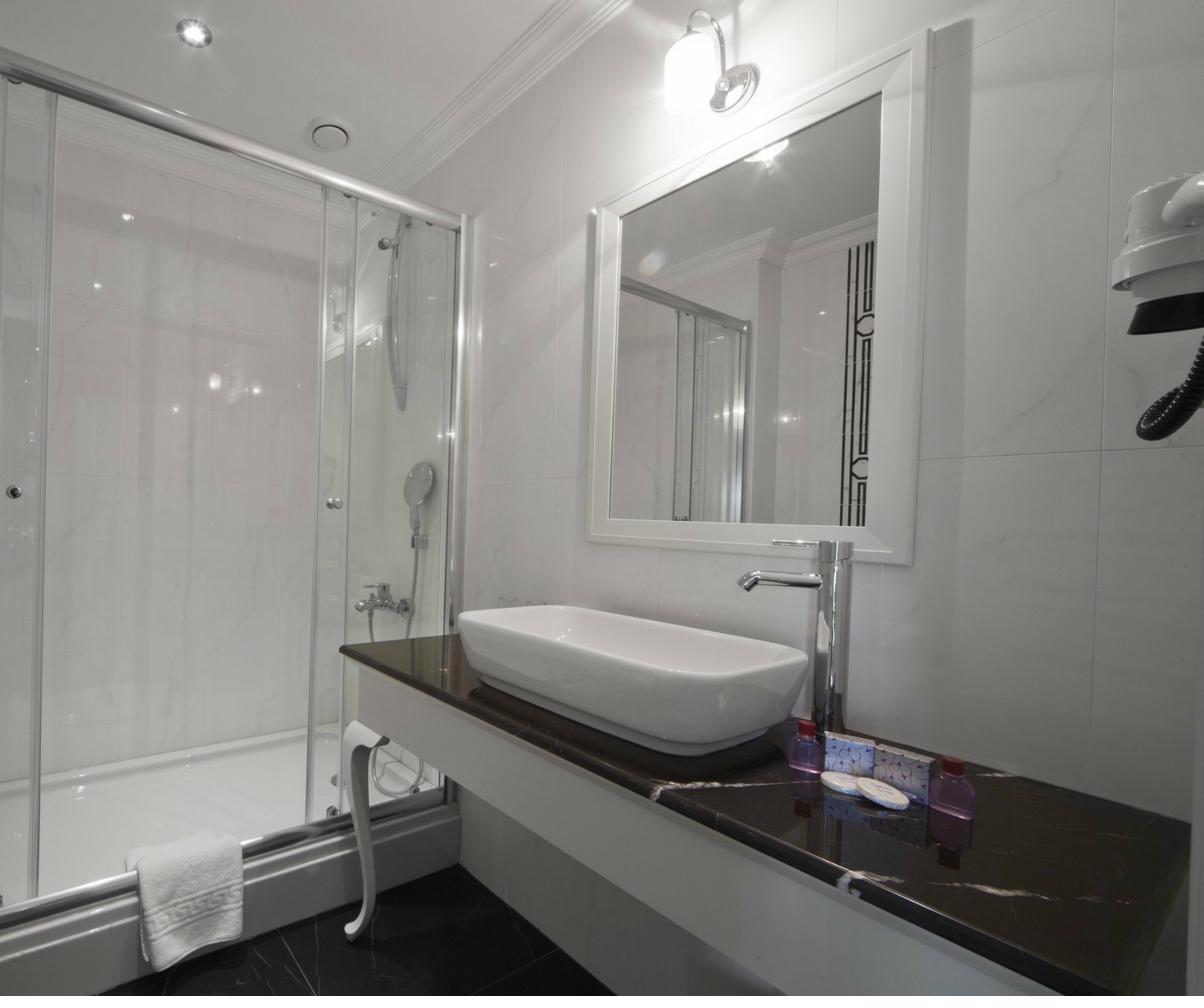 Superior Triple Room bathroom wide angle